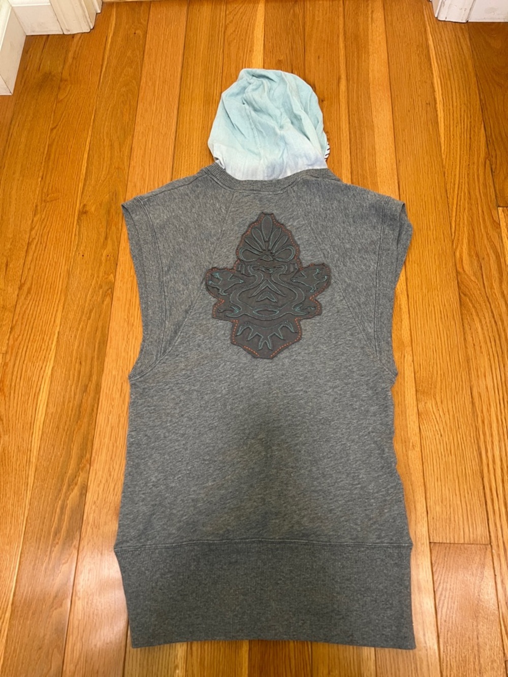 Free People Gray Sleeveless V-Neck Hoodie Top with Light Blue Hood - Picture 4 of 5